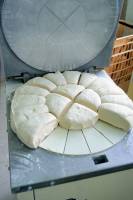 Fabrication du pain - Diviseuse et pâtons avant mise en forme des pains